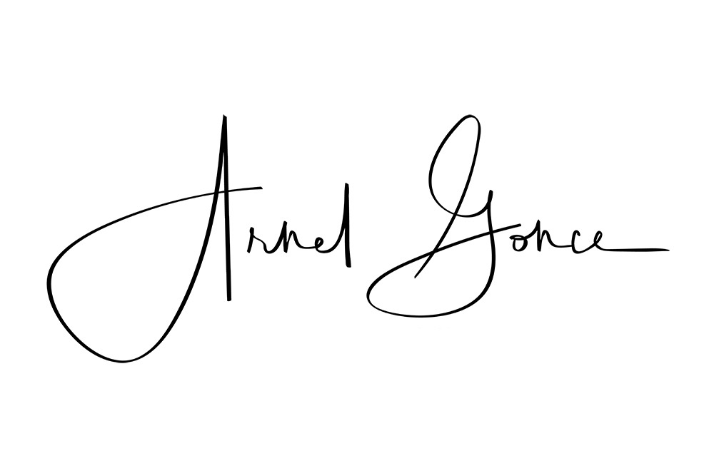 hmmm...anyone ? Font sample to identify the typeface on WhatFontIs