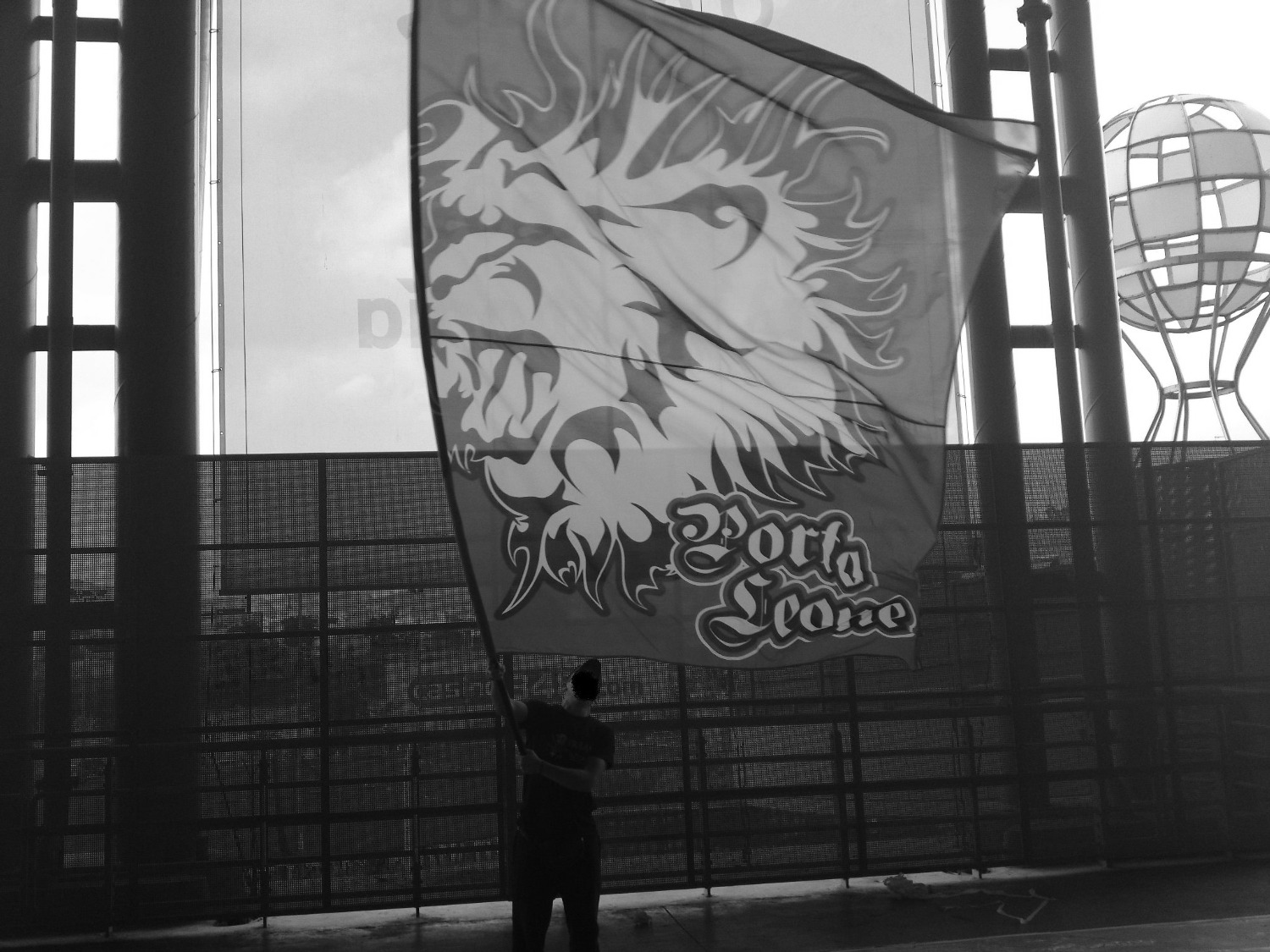 Porto Leone Font sample to identify the typeface on WhatFontIs