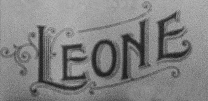 Does someone know this font? PLEASE HELP ME :-) Font sample to identify the typeface on WhatFontIs